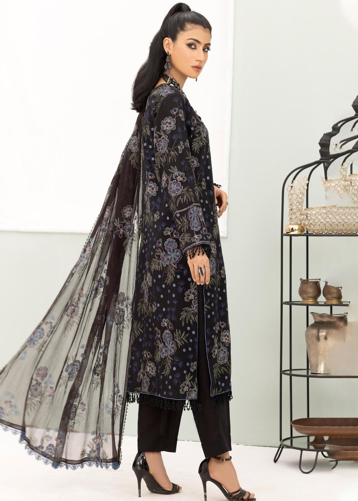 Sarang S-30 : Embroidered Slub Karandi 3PC - Kleren