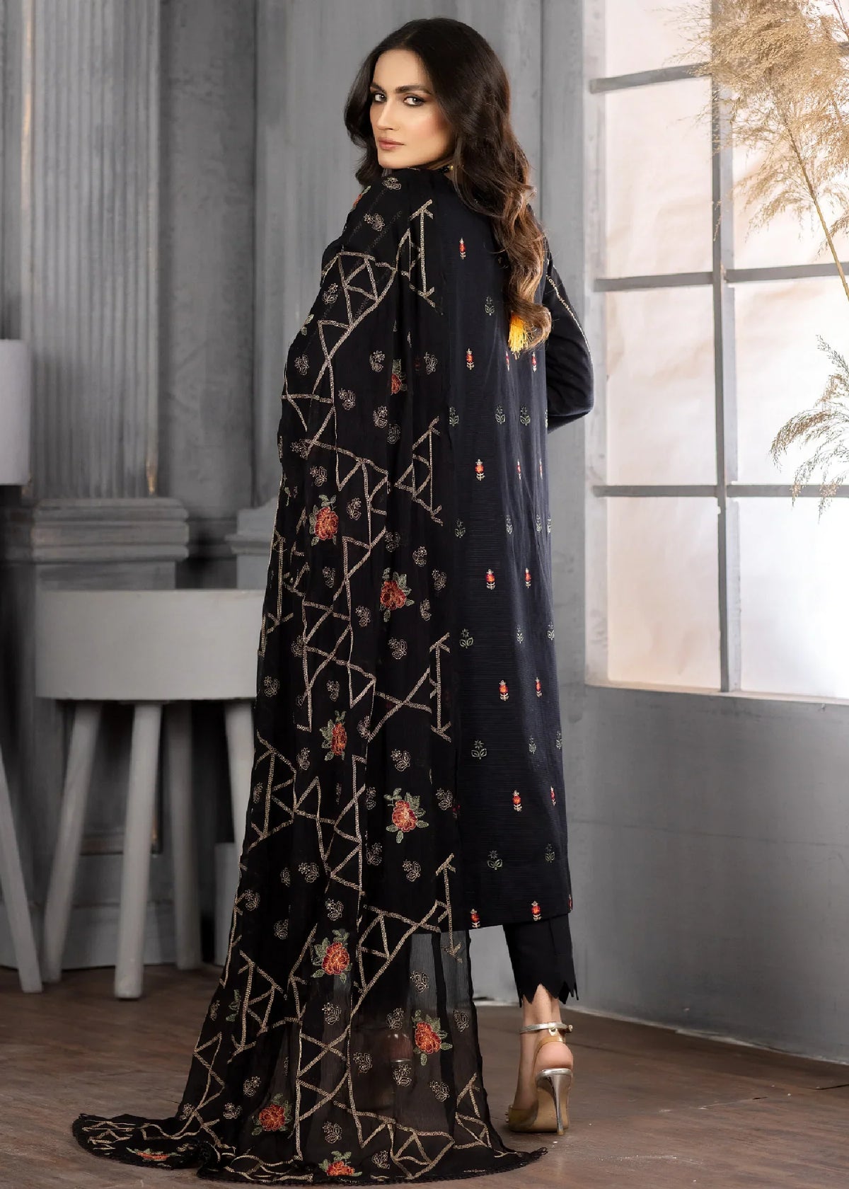 Dastak DK-35 : Stitched Embroidered Lawn 3pc - Kleren