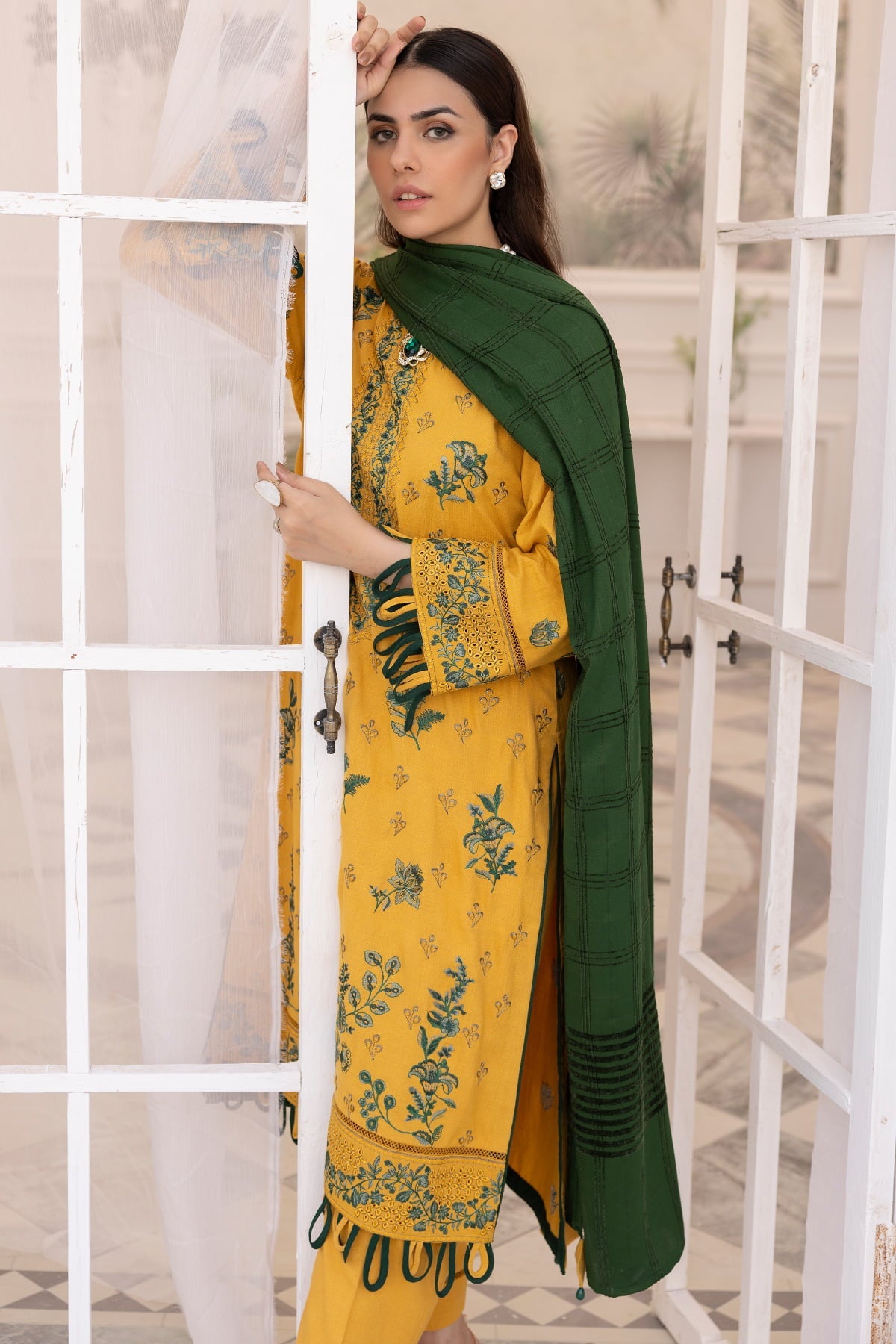 Saffron SA-11 : Embroidered Dhanak 3PC - Kleren